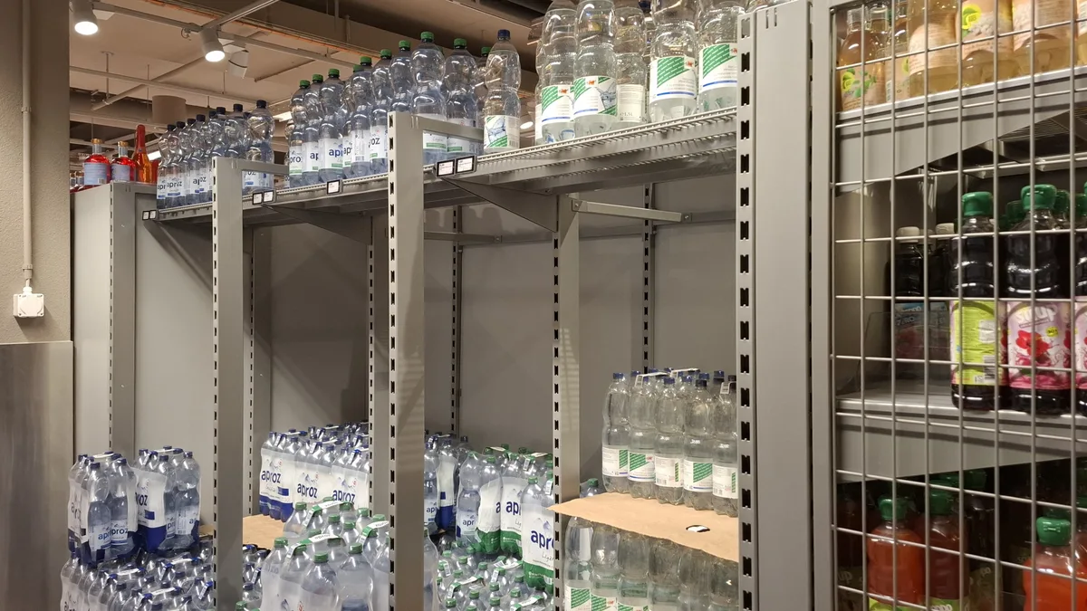 Die Leute bedienten sich auch im Migros-Supermarkt Uster West. Die Menschen kauften viel Wasser bei Getränkehändlern.